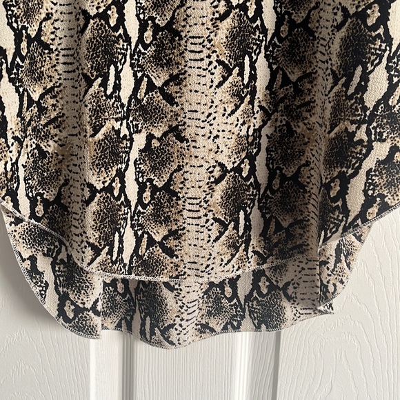 Women’s snakeskin print sleeveless blouse - Picture 3 of 7